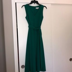 Sleeveless green midi dress